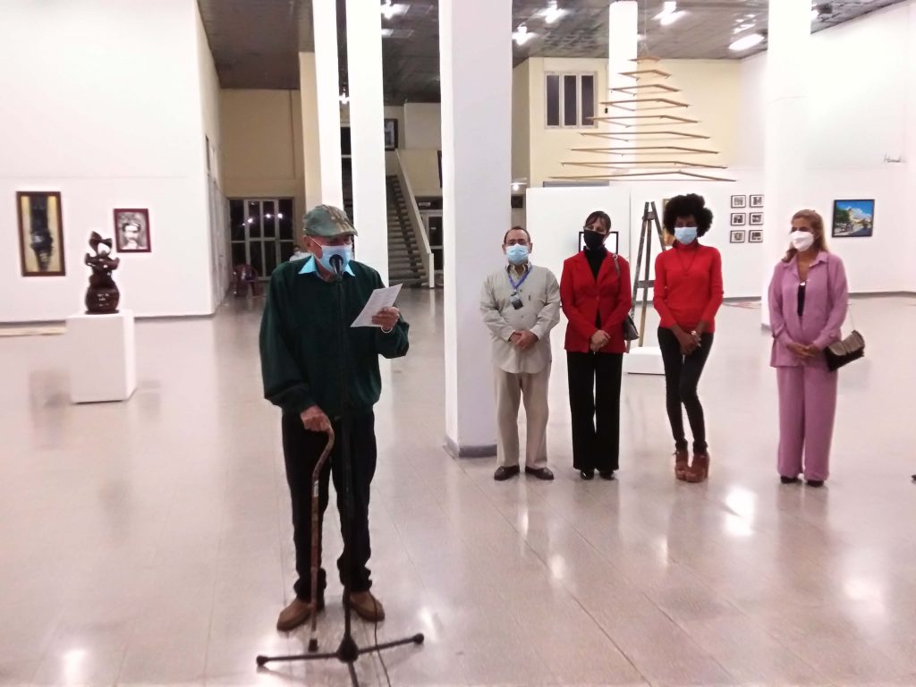 La treintena de obras planimétricas, volumétricas y de video creación de los 23 concursantes, son evaluadas por un jurado conformado por la especialista principal del Centro de Arte.