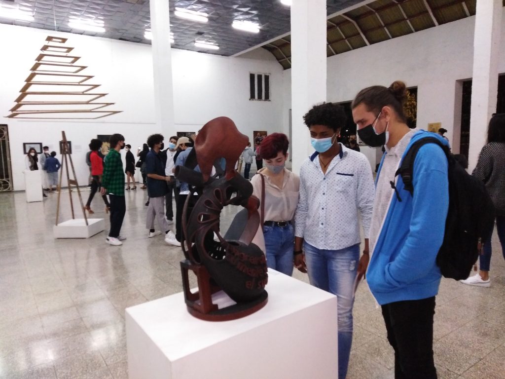 Pasajes de la urbe, elementos introspectivos, sincretismo religioso, alusiones literarias, erotismo, miradas feministas, abstractas y prosopopéyicas, confluyen en el XXXV Salón de la Ciudad.